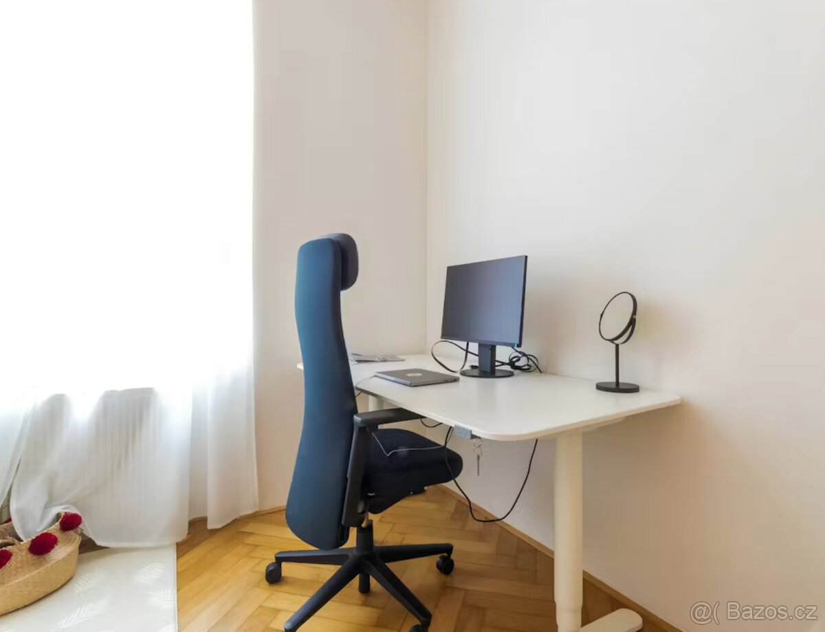 Kompletní pracovní set: monitor + stůl + ergo židle