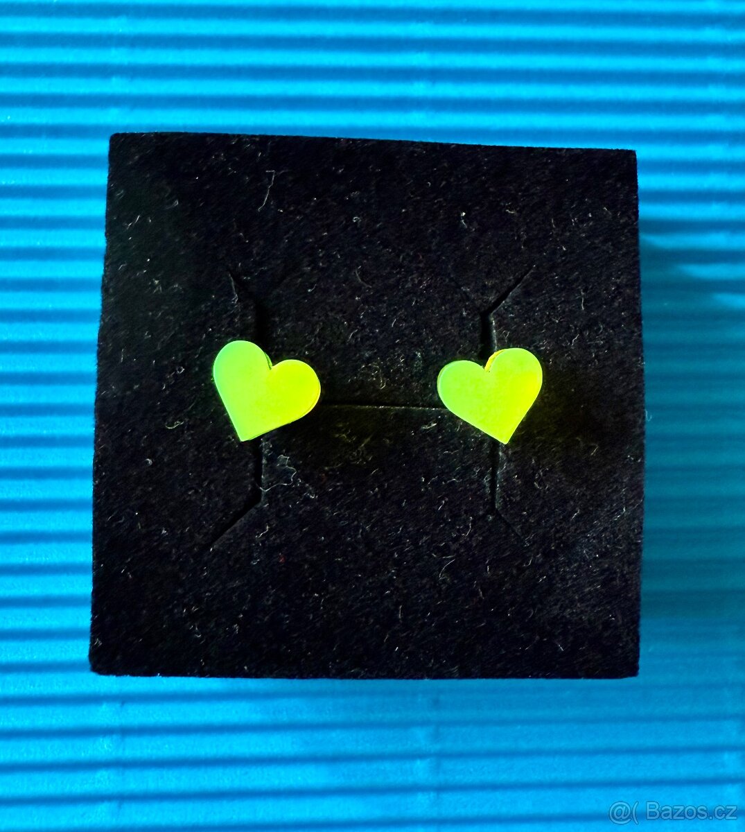 Zářivé náušnice – limetková srdíčka, puzety.