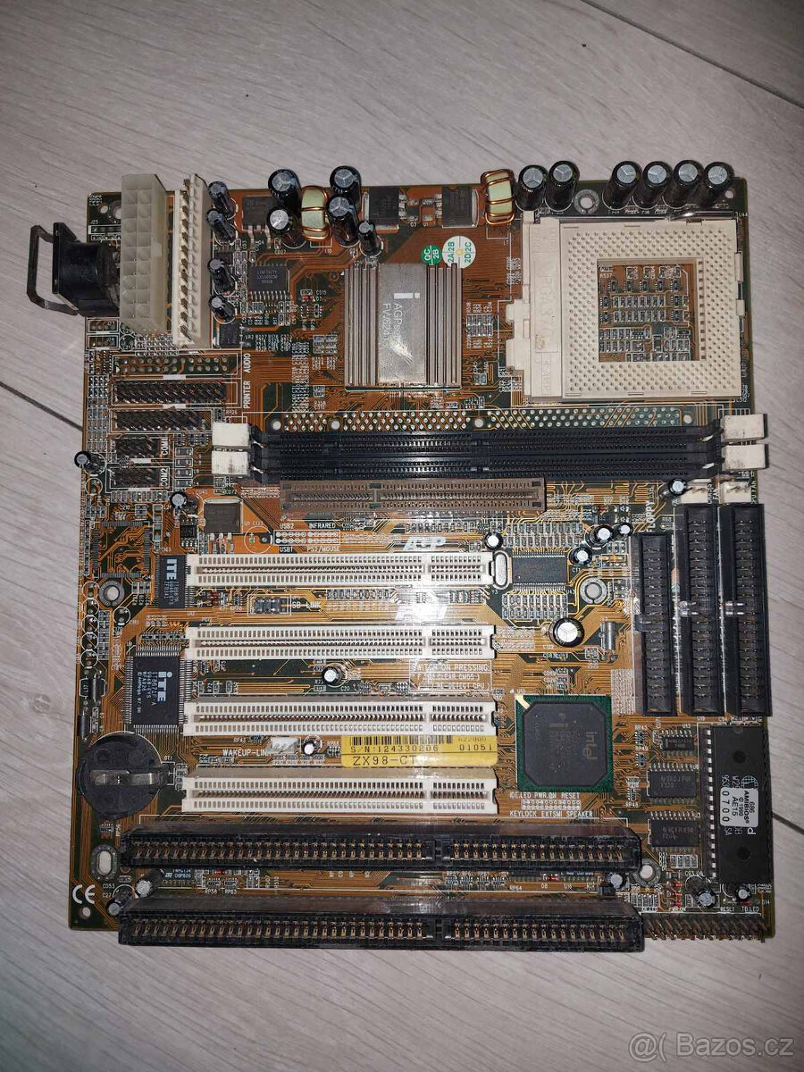 ento exemplář jGigabyte GA-586ATX2 (nebo GA-586ATX Rev 2).