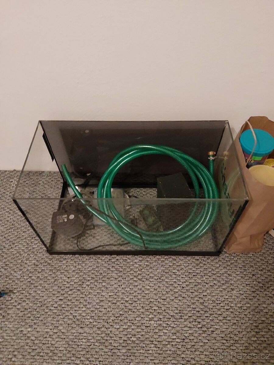 Akvárium + vybavení
