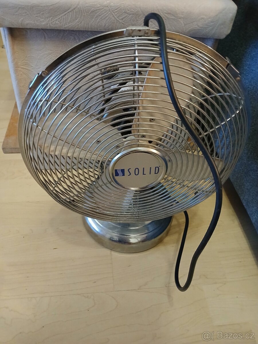 Kovový stolní ventilátor třeba do dilny