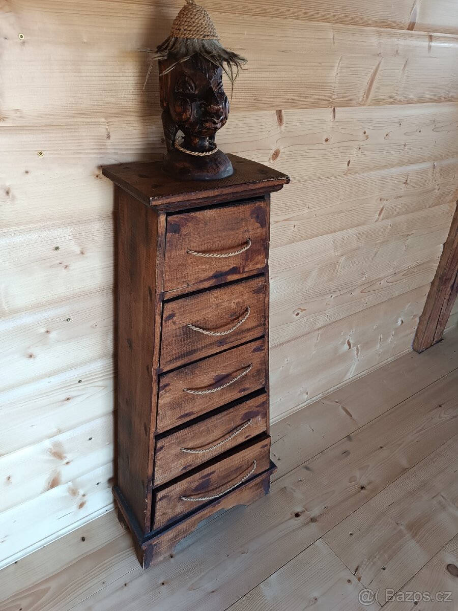 Skříňka ručně vyráběná