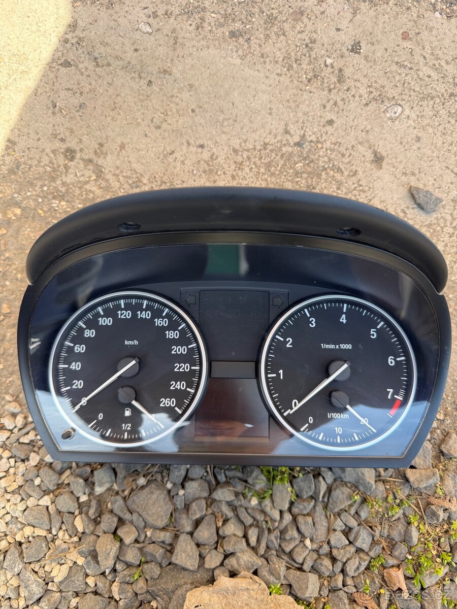 Budíky z BMW E90 benzín