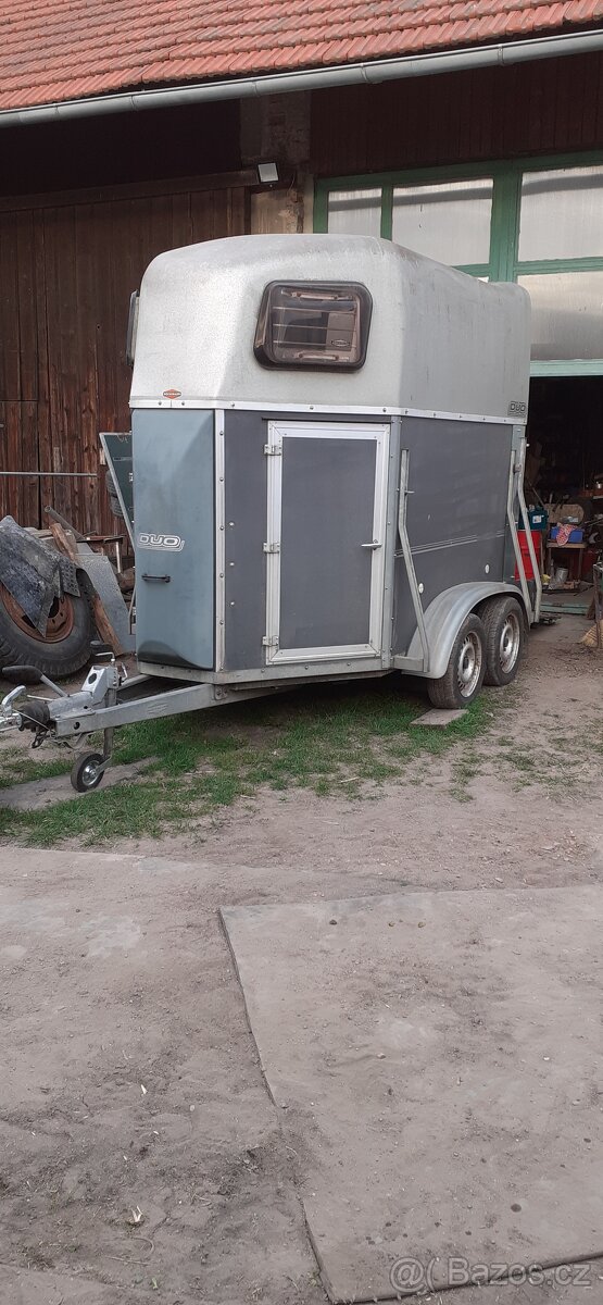 Přepravník 2 koní s laminátovou střechou a sedlovnou