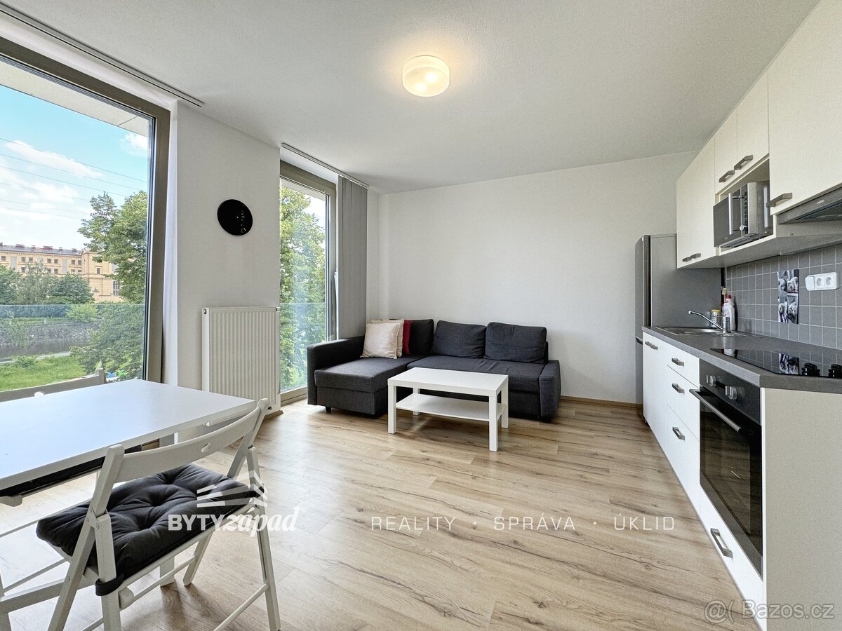 Pronájem slunného bytu 2+kk, 39 m2 přímo u břehu řeky v cent