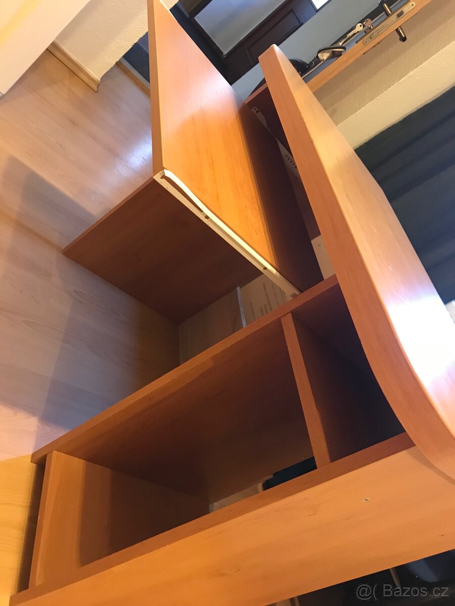 Starší typ PC stolku