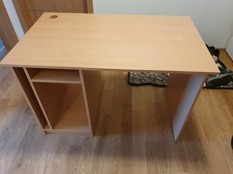Psací stůl s prostorem na PC