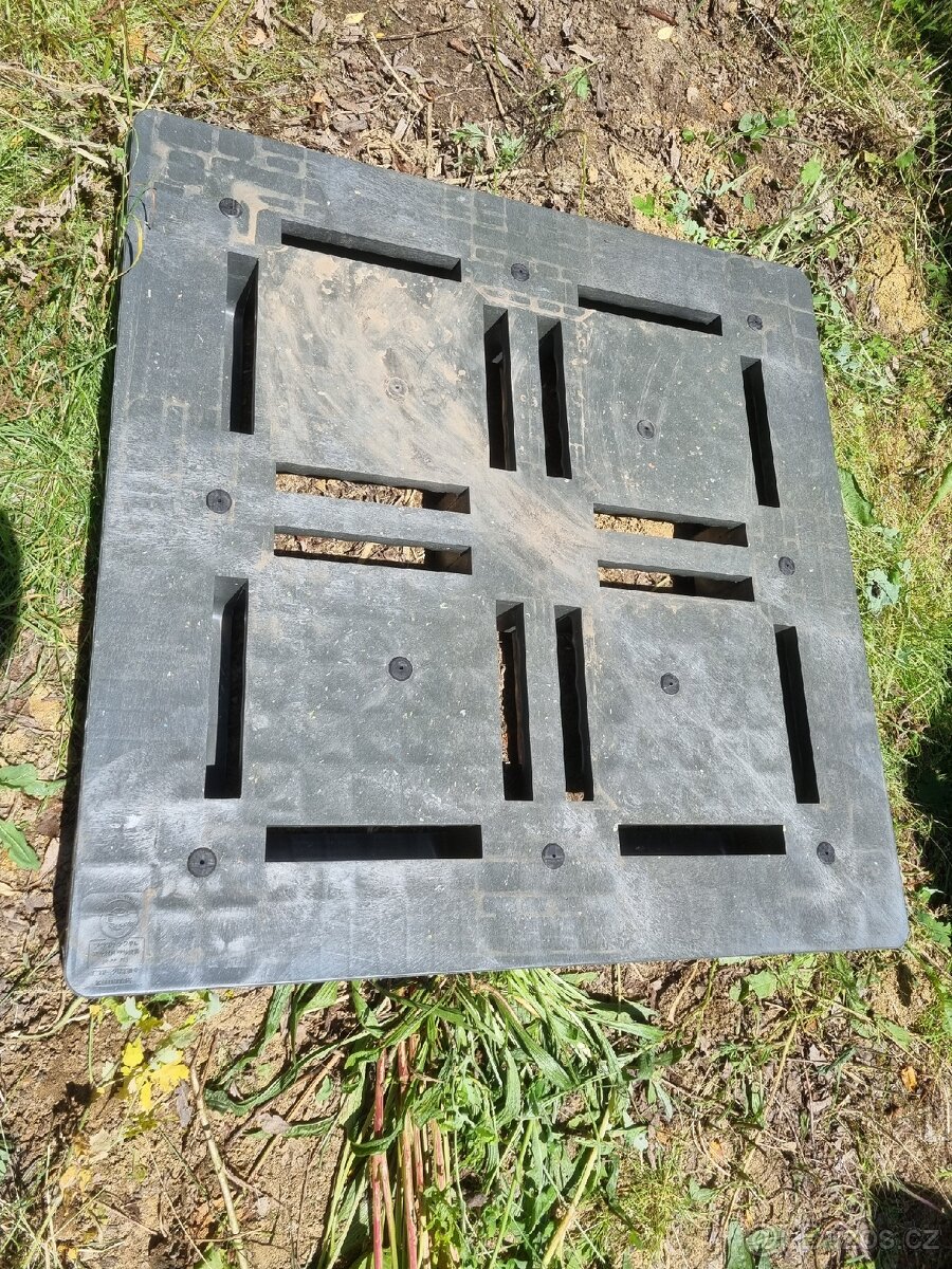 2x plastová paleta 110x110 výška 15 cm extra pevná