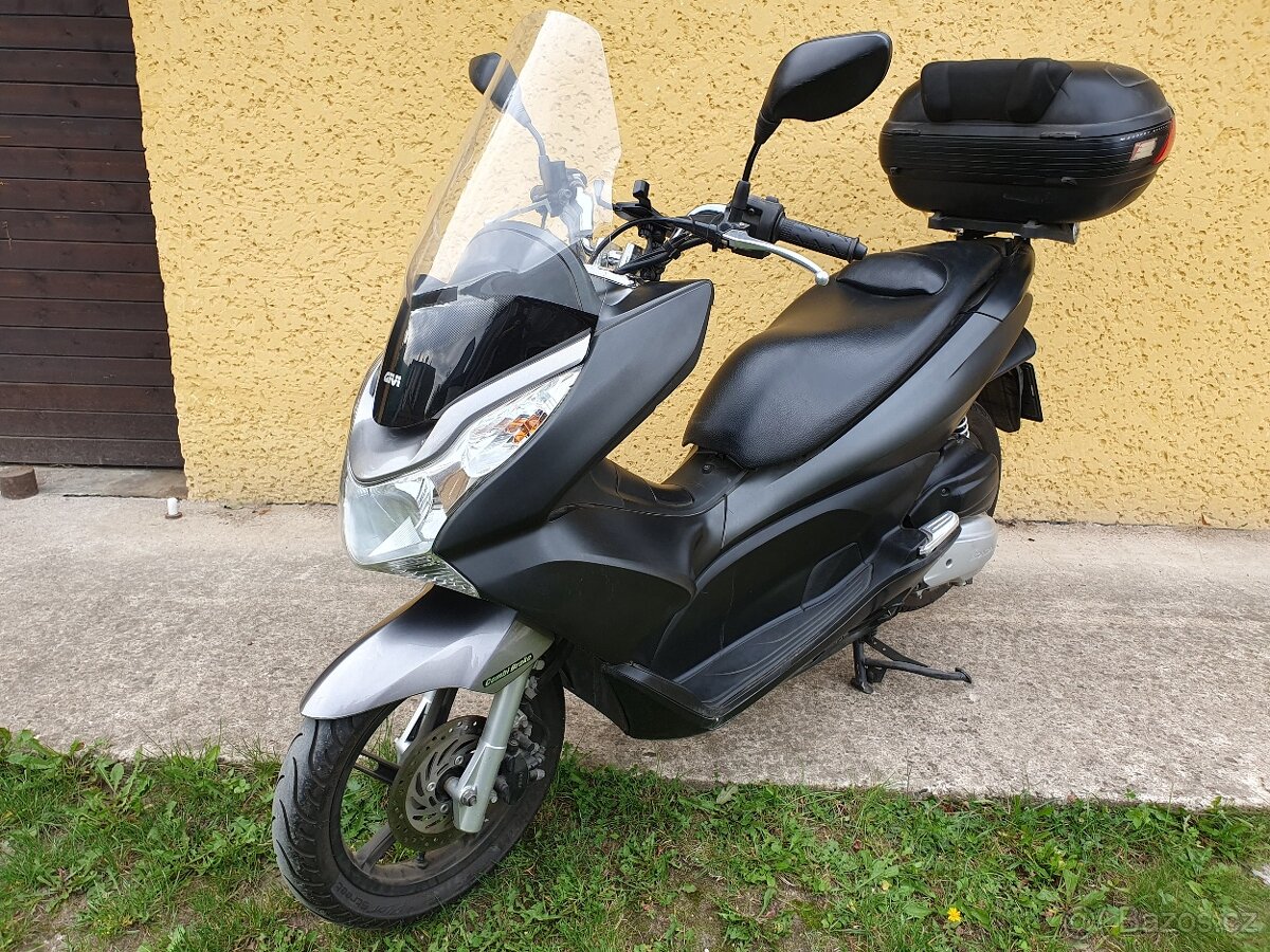 Honda PCX 125, nájezd 14 tis., vysoké plexi