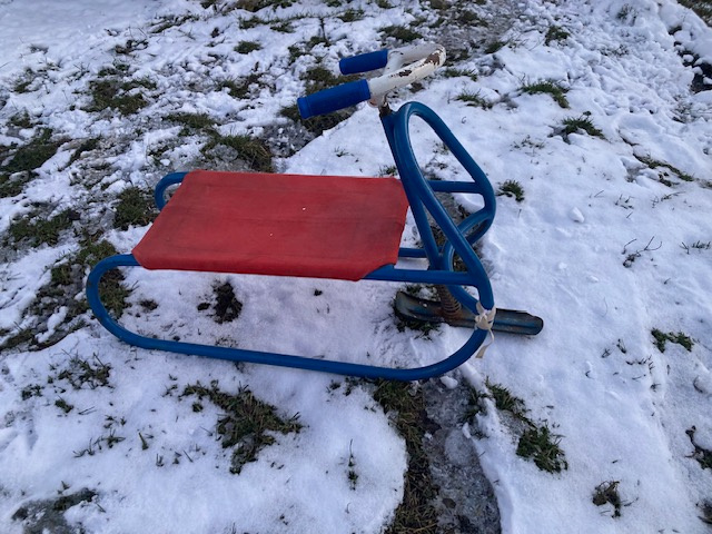trubkové sáňky s volantem (skibob)