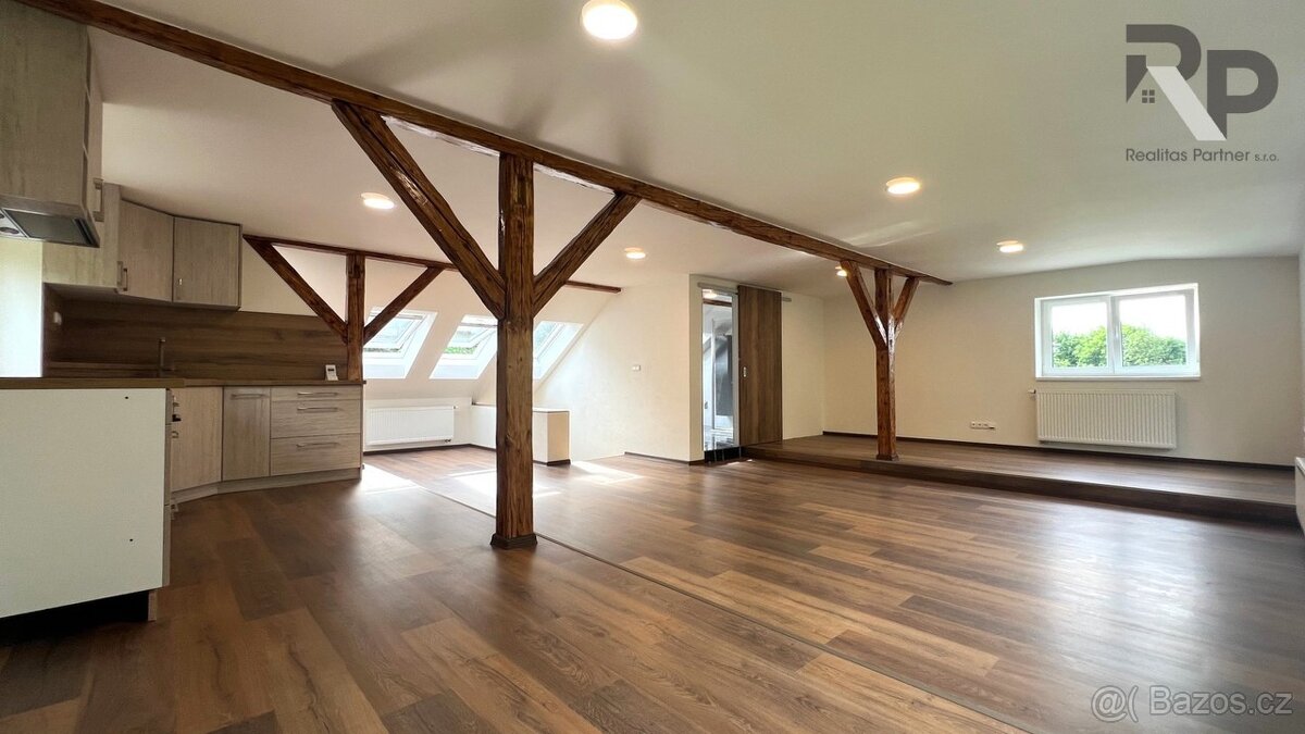 Pronájem jedinečného bytu ateliérového typu v podkroví rodin