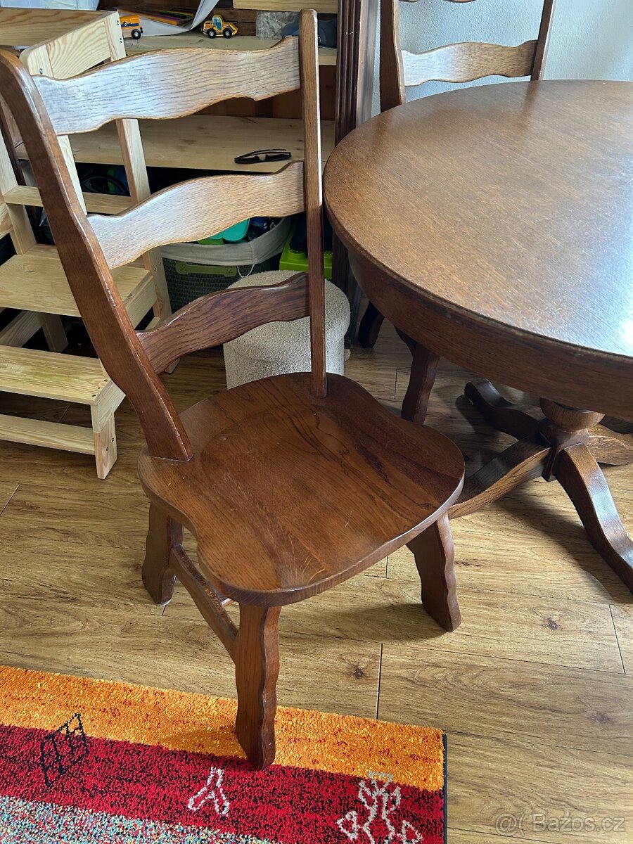 Masivní stůl  židle