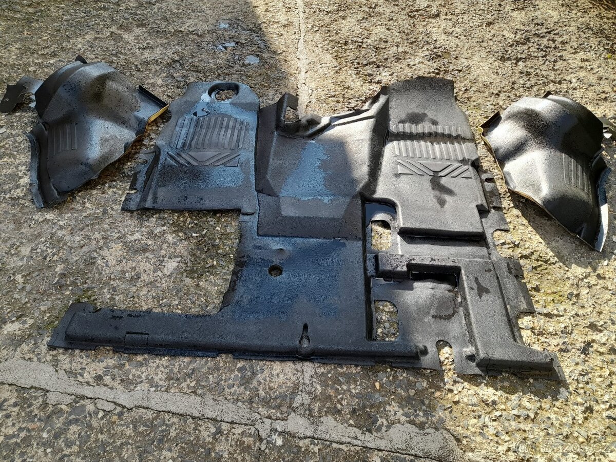 Gumová podlaha i s podběhy na Ford Transit r. 2013