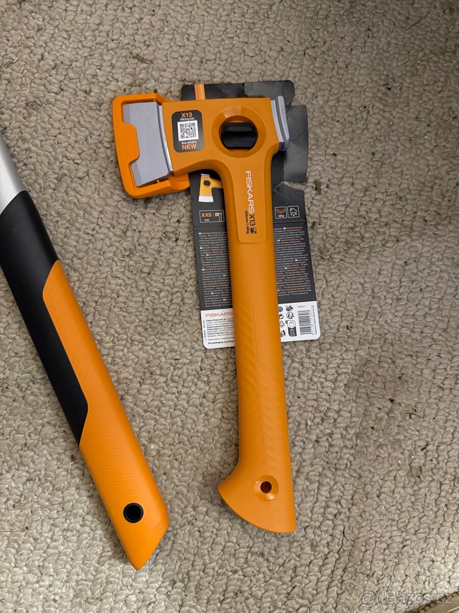 Univerzální lehká sekera Fiskars XS