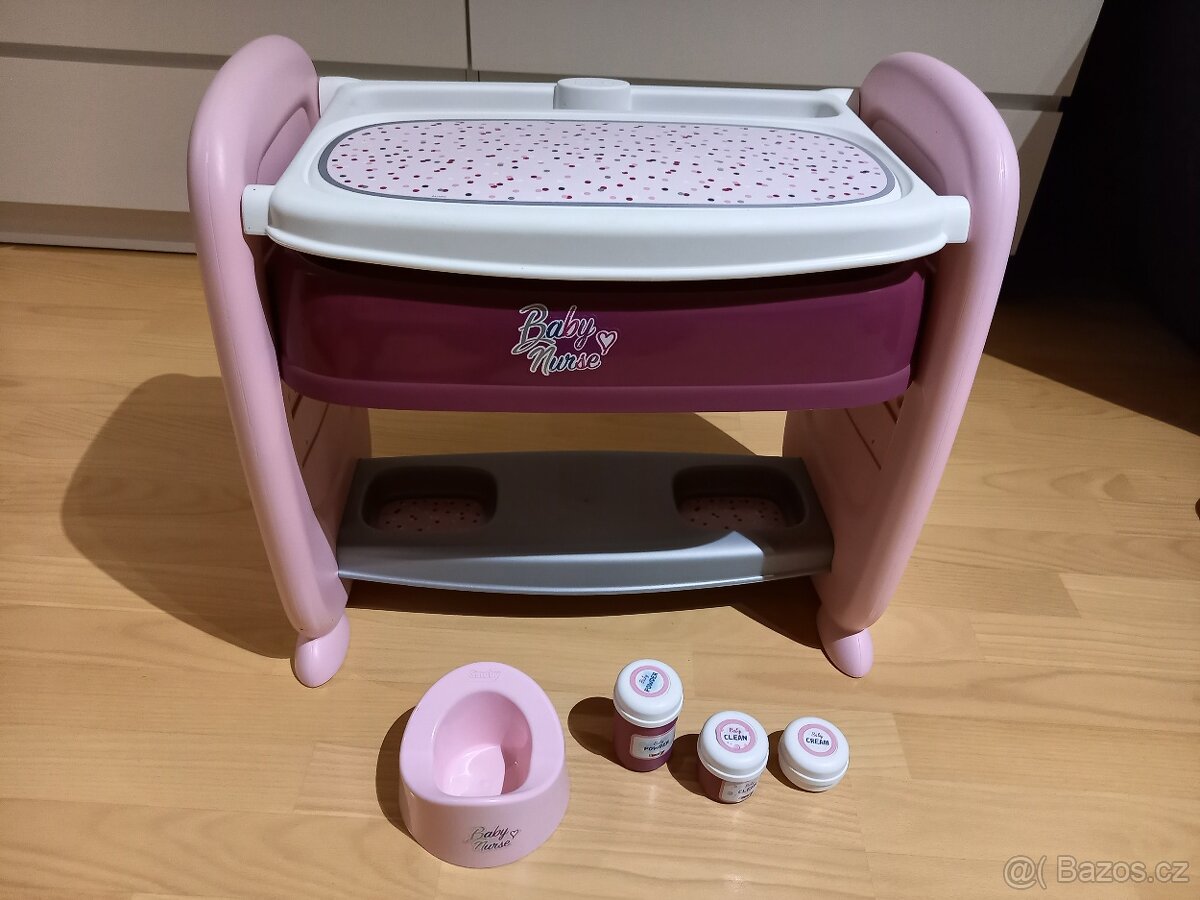 Postýlka pro panenku a přebalovací pult