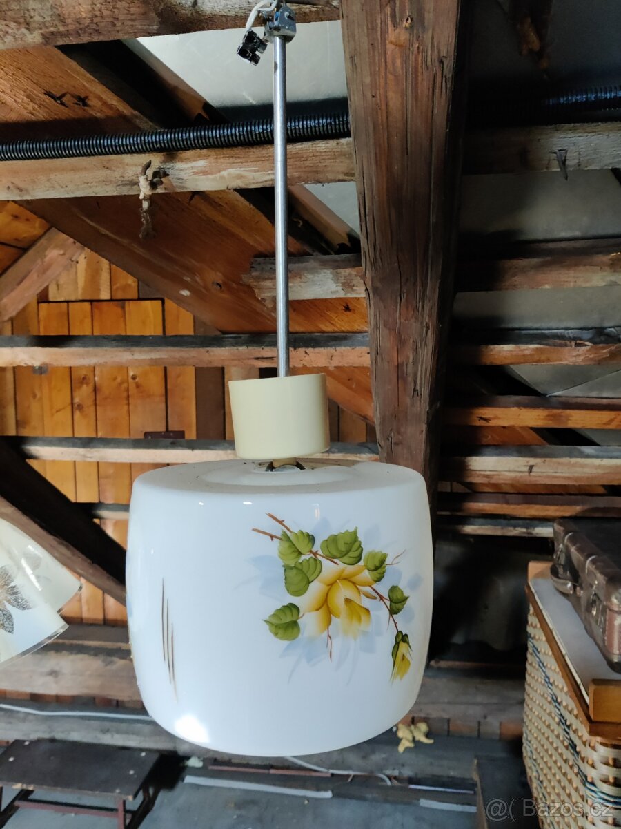 staré světla,skleněné nádoby kredenc