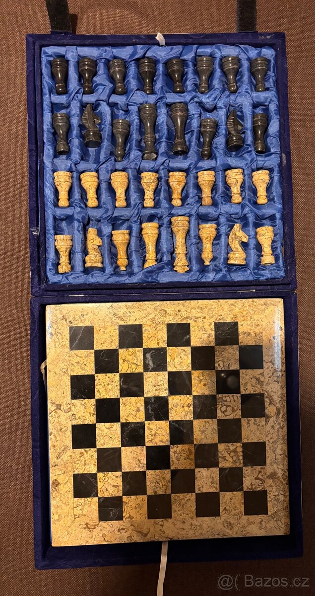 Šachy z fosilií, ruční práce