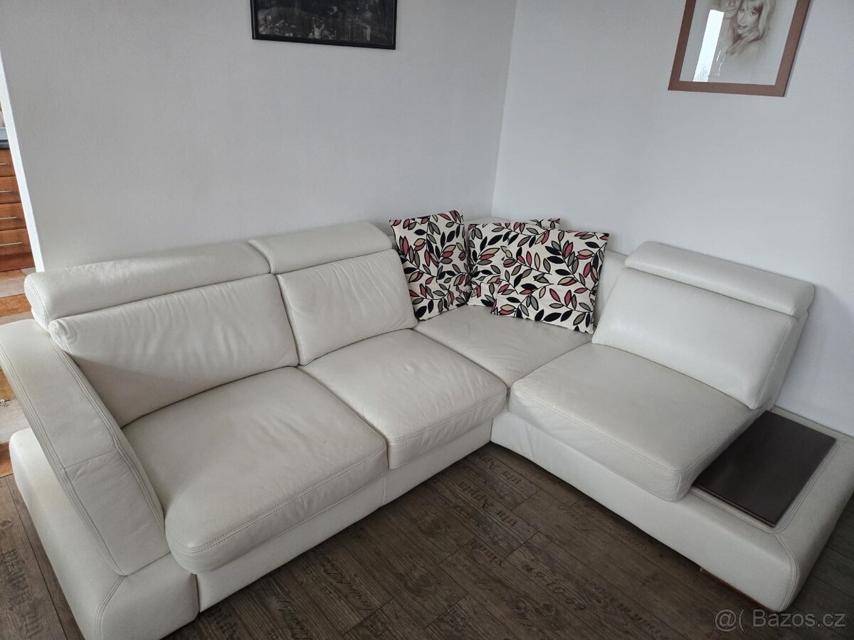 Bílá kožená sedačka