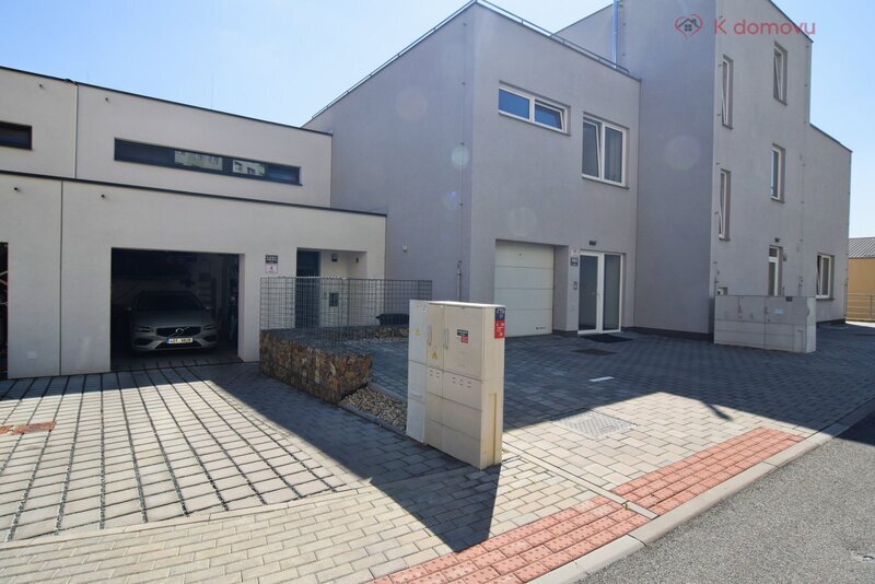 Pronájem  rodinného domu 4+KK, 160 m2 s garáží  a zahradou, 