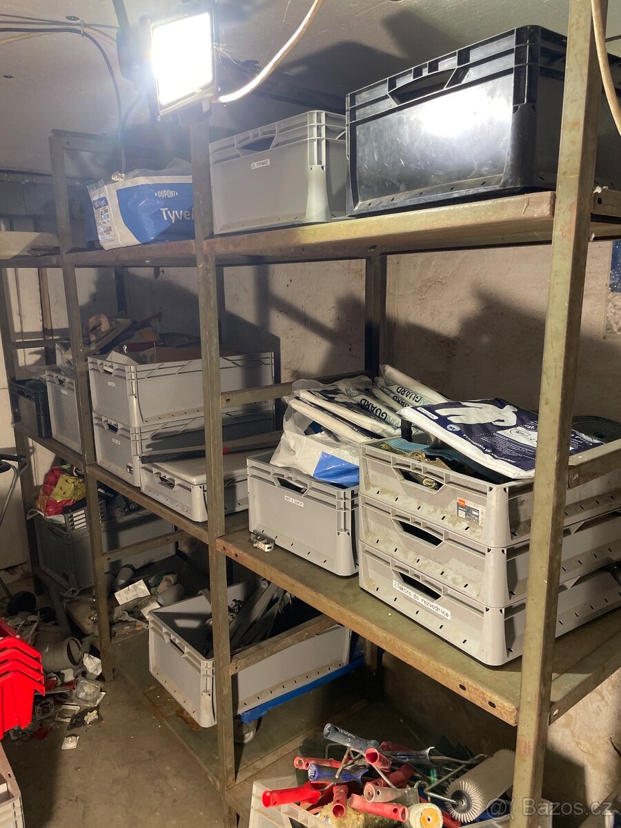 Šedé stohovací přepravky