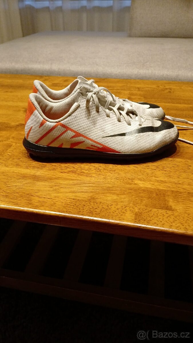 Dívčí kopačky nike velikost.36