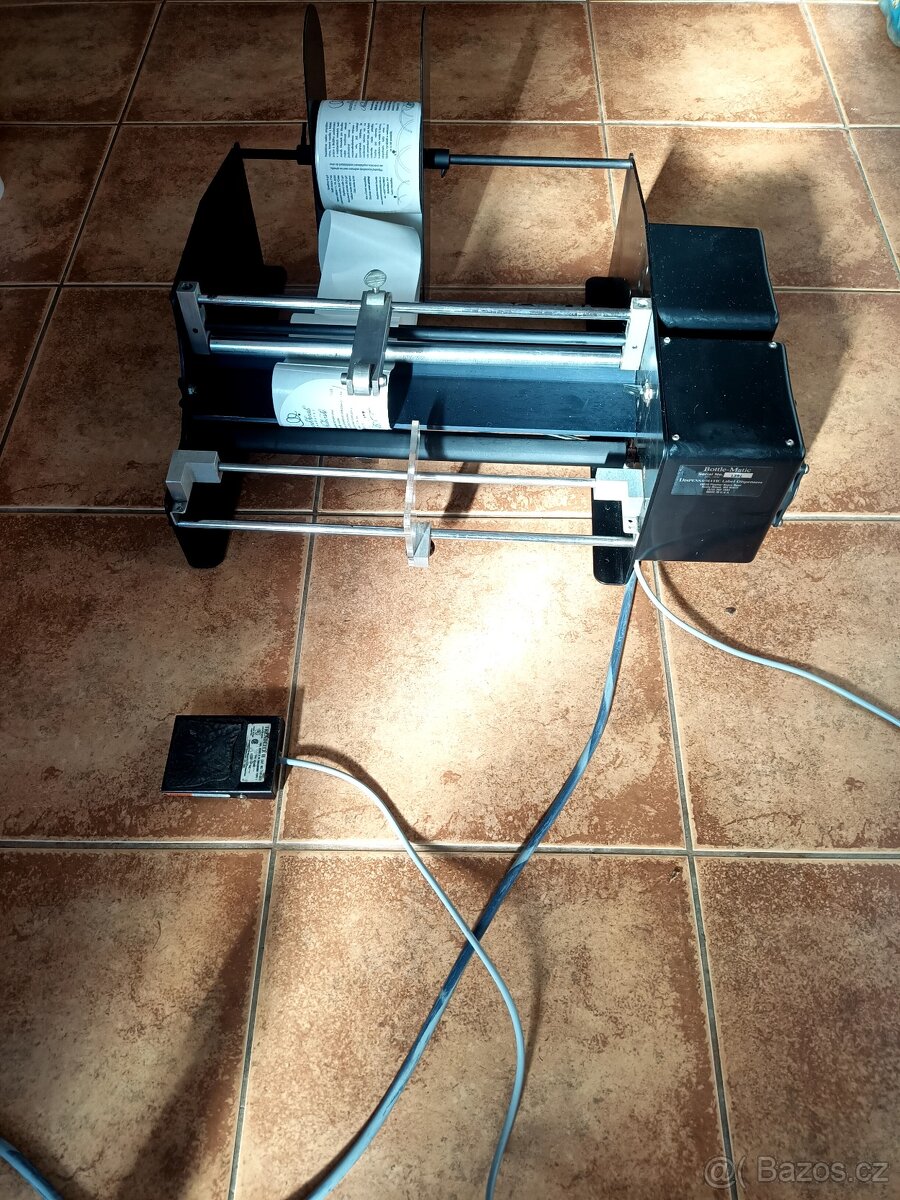 Poloautomatická etiketovačka