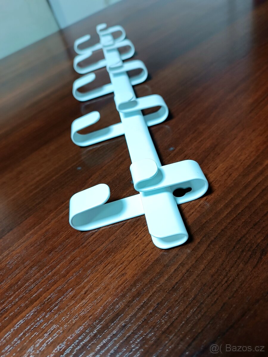 Kovový věšák na zeď