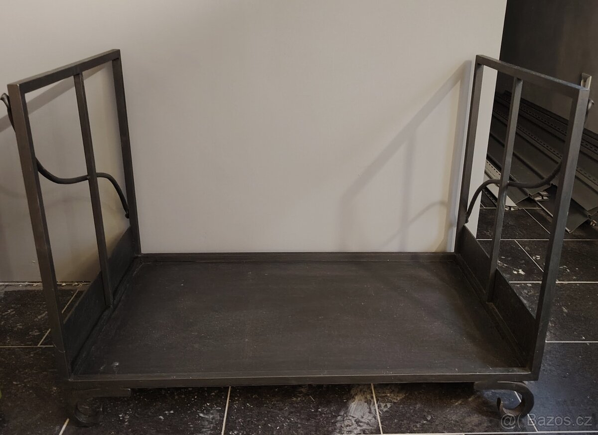 Kovaný stojan na dřevo.