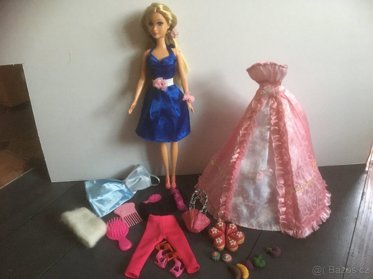 Oblečení, jídlo a doplňky pro Barbie