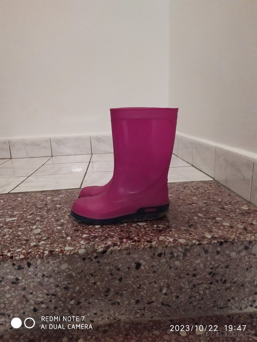 Prodám dětské holínky, levně.