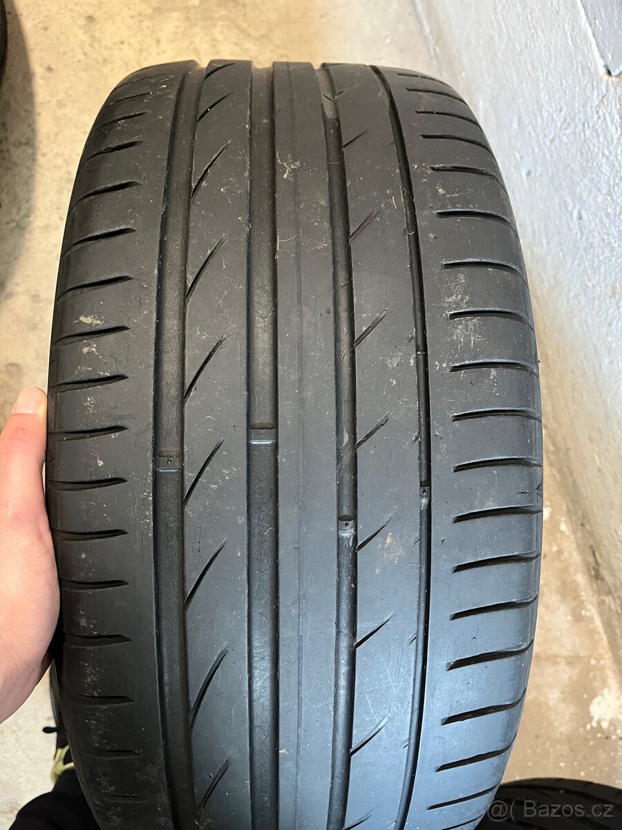 235/40R18