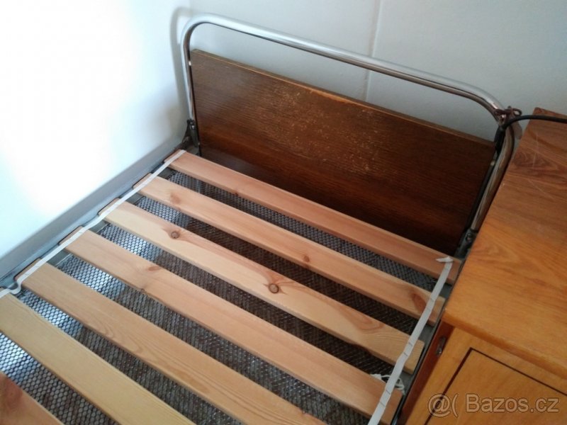 Chromovaná postel