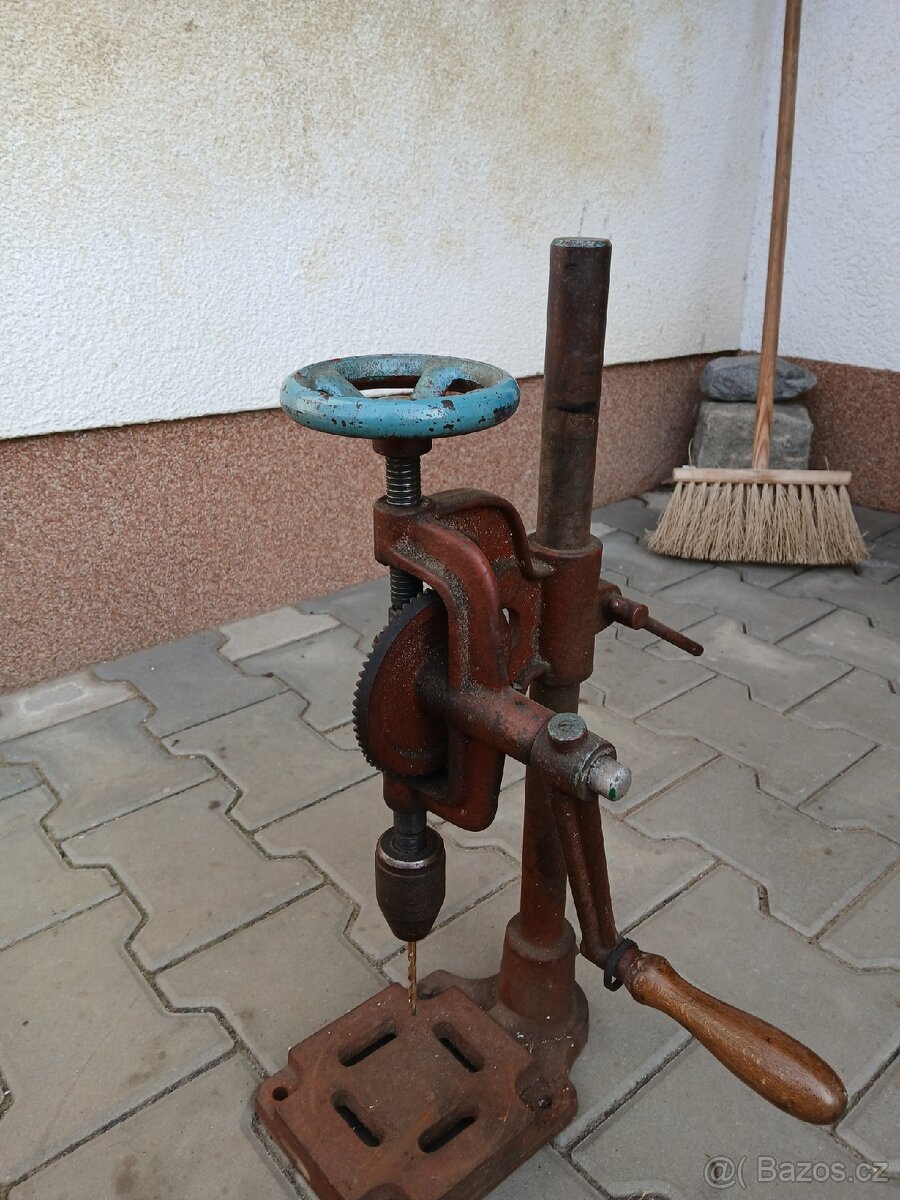 Ruční stojanová vrtačka