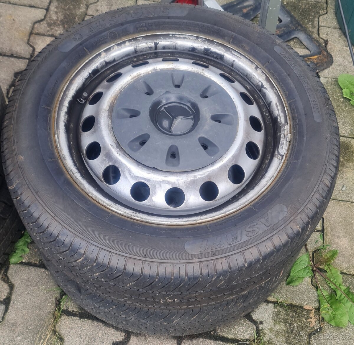 DVĚ PNEU NA DISCÍCH ORIGINÁL MERCEDES VITO