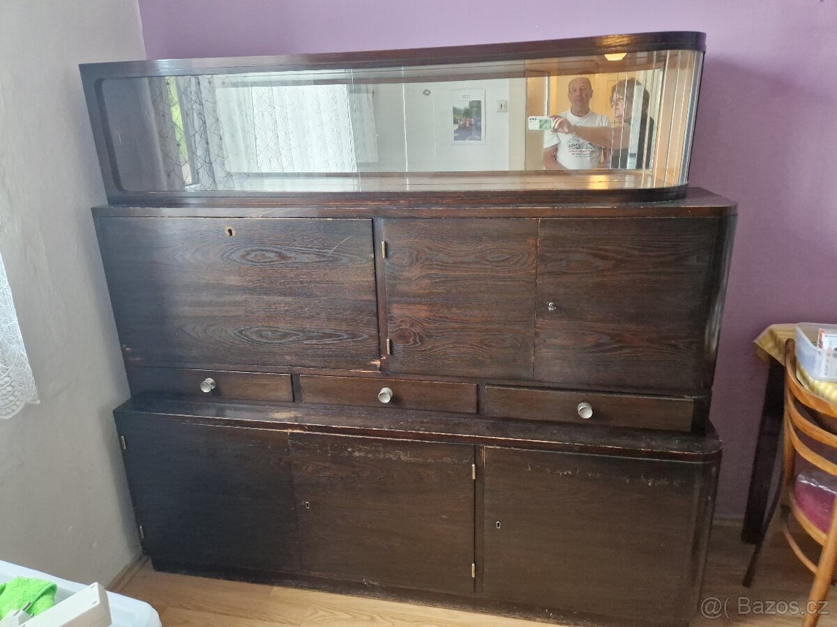 Kuchyňský kredenc, horní skříňky kuch. Linky a pianino