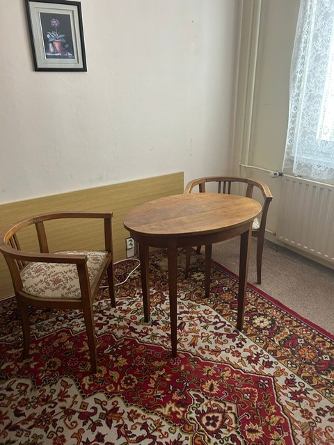 Starožitný set nábytku,stůl+2 ks žídle