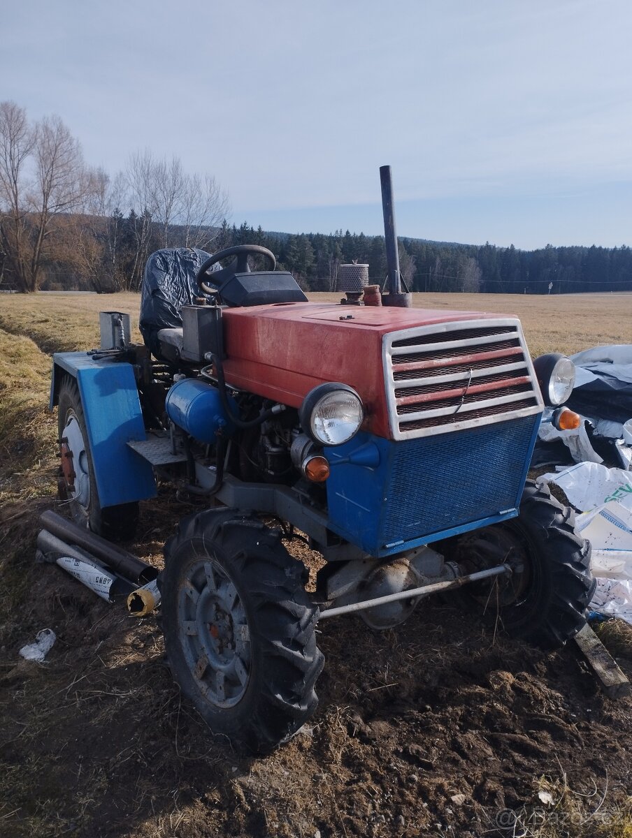 Prodám traktor 4 x 4 s vlekem