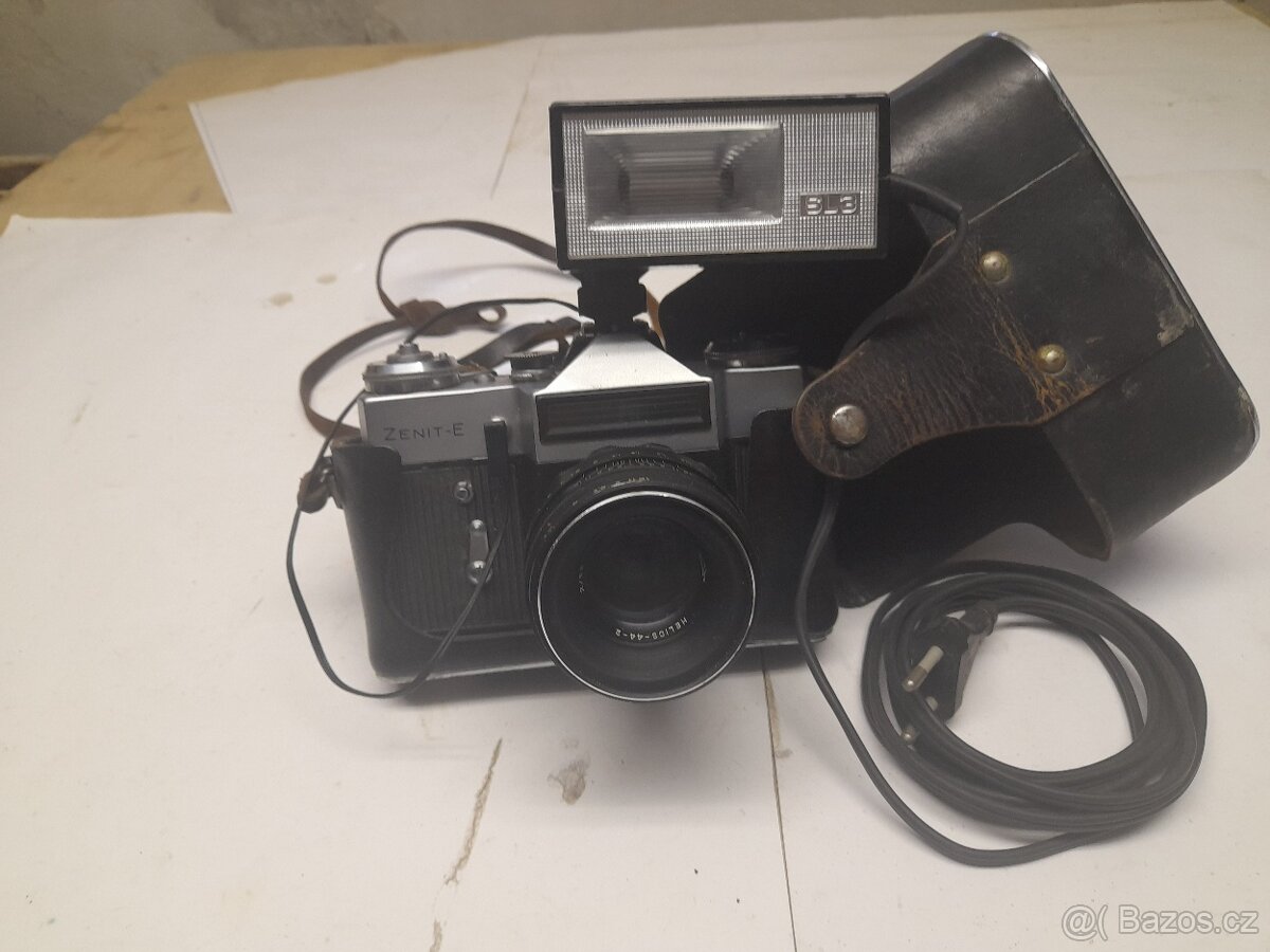 Fotoaparát na kinofilm ZENIT E s bleskem SL3.