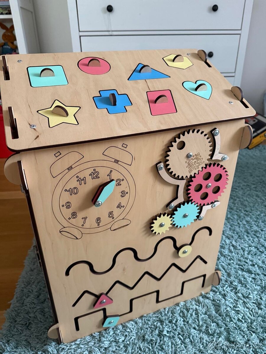 BusyKids Activity Board domeček - skvělý stav