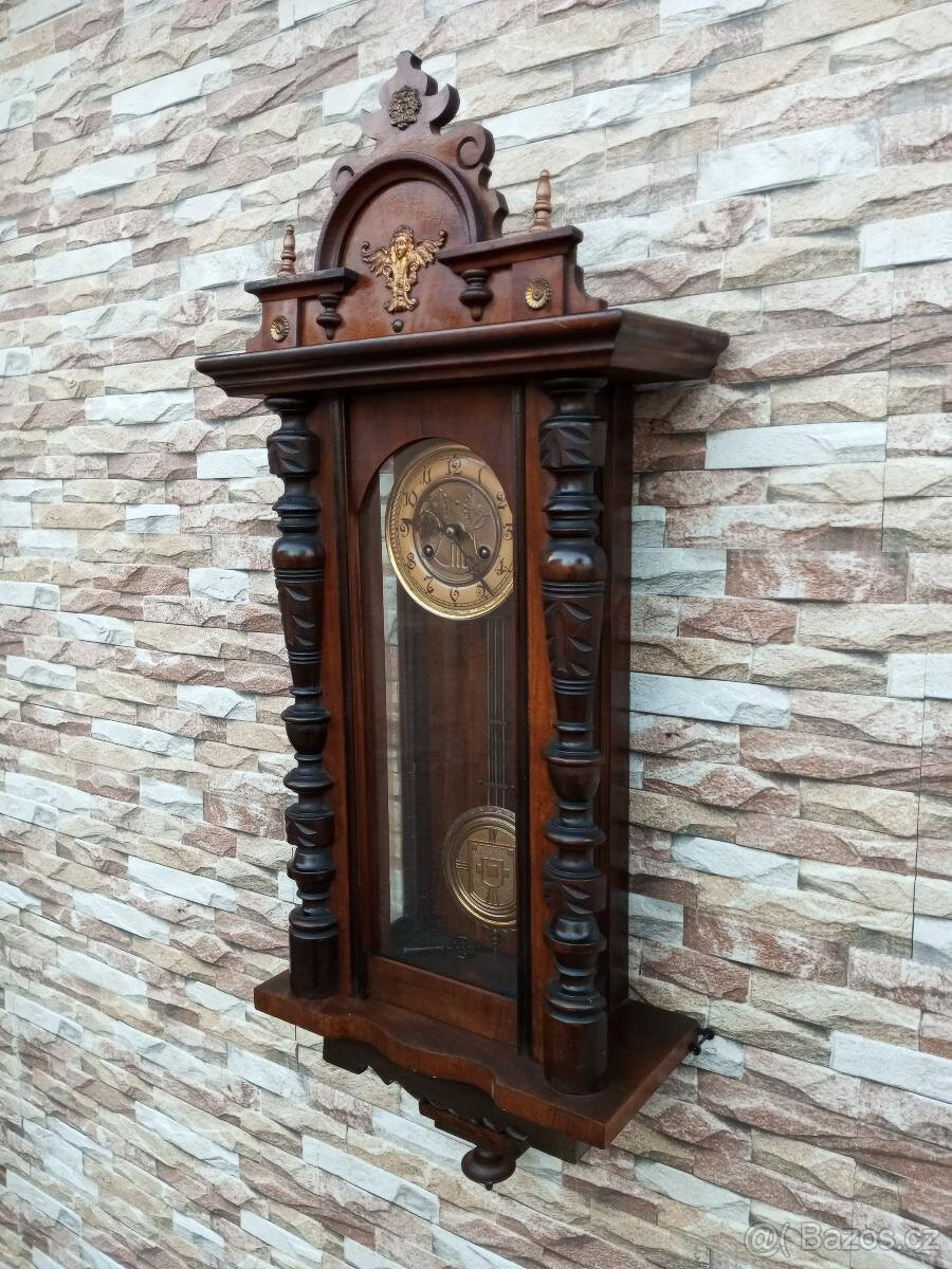 100 lete řezbovane hodiny bicí