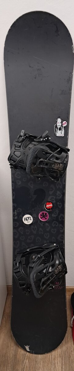 Snowboard NITRO FATE 152 + vázání FLOW ALPHA