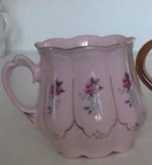 Dekorativní i užitkový růžový porcelán - hrnek