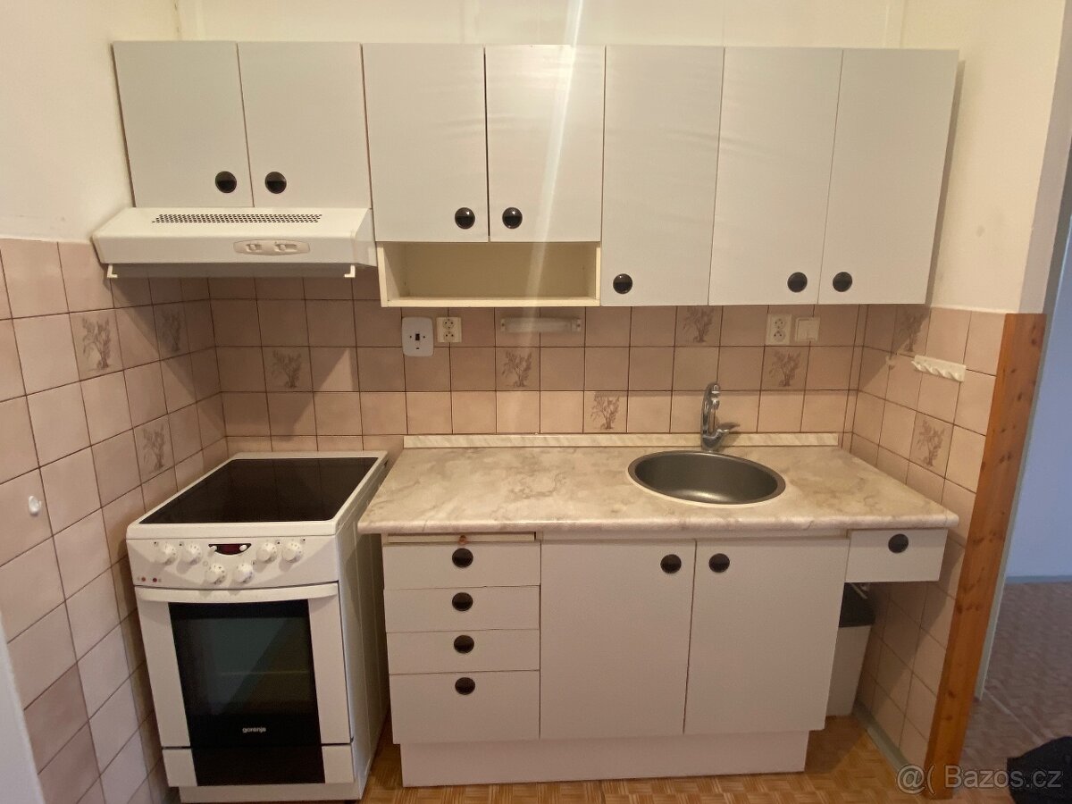 Kuchyňská linka včetně dřezu a baterie