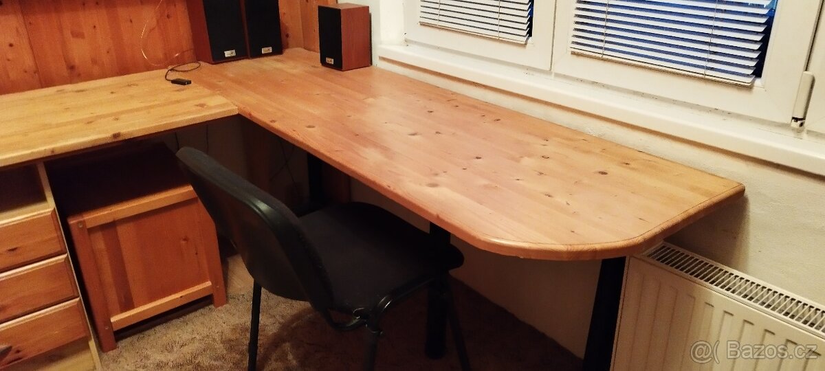 Psací stůl s menší knihovnou