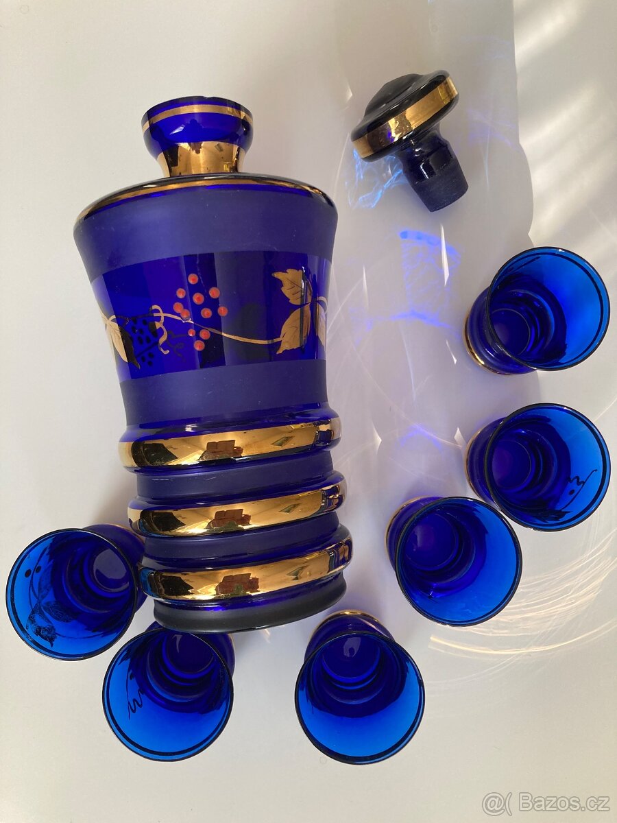 Karafa z modrého skla