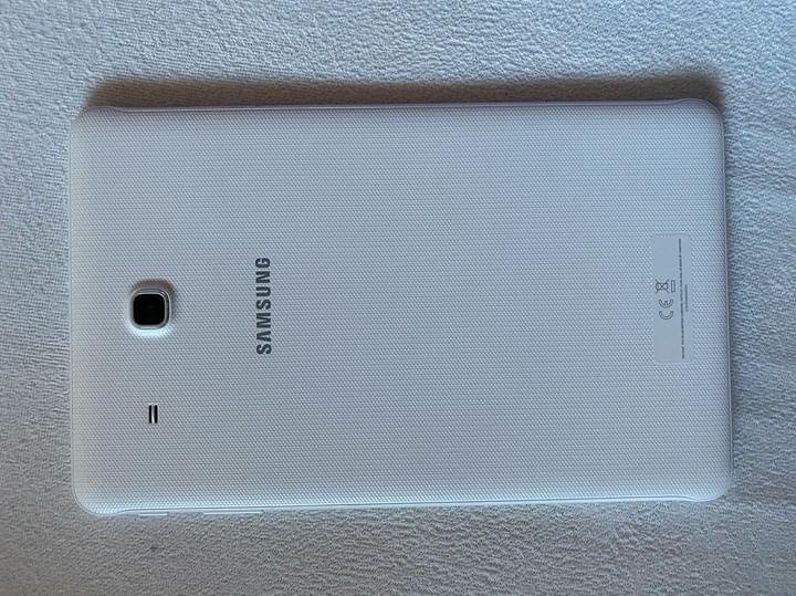 Samsung Galaxy Tab E 9.6
- 8GB + kryt (domluva na ceně)