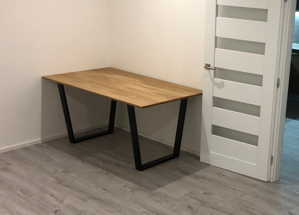 Prodám nový moderní dřevěný stůl