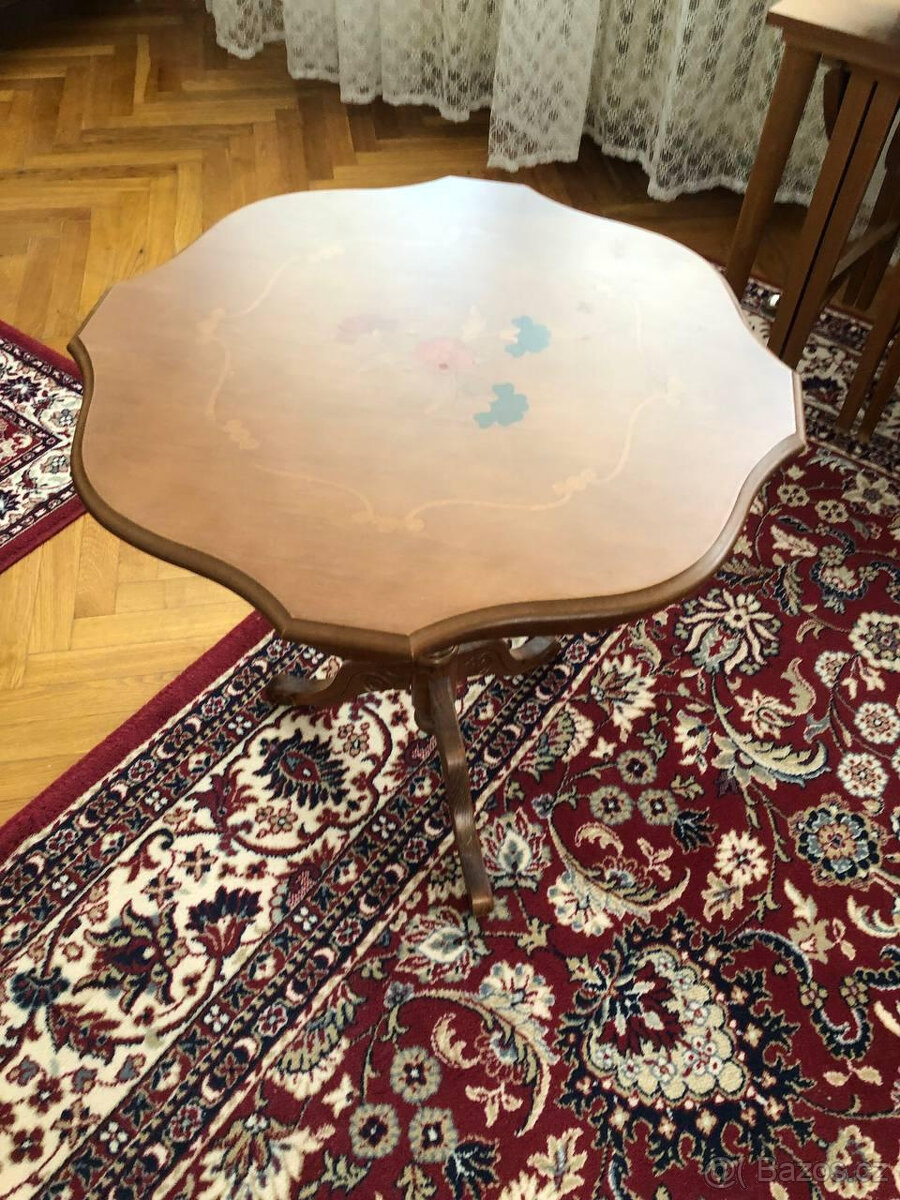 Otočný dřevěný dekorační - čtecí stolek ke křeslu
