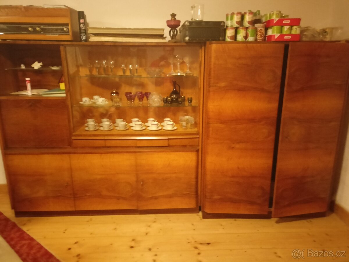 Staré dřevěné leštěné skříně