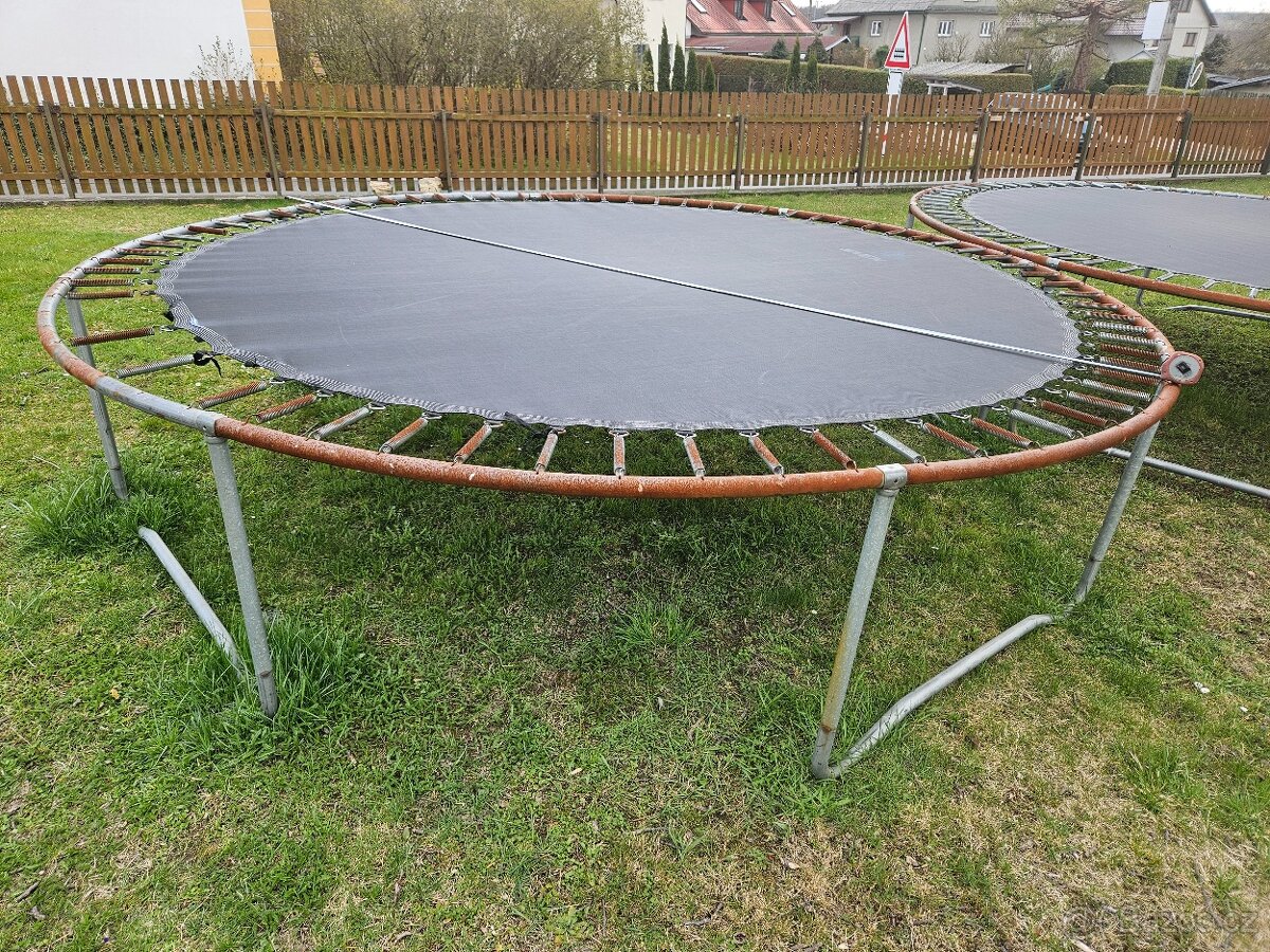 Trampolína